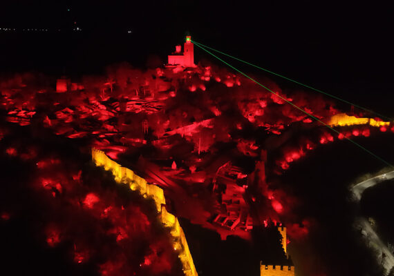 Грандиозна дрон перспектива на Патриаршията на Царевец, обляна в силни светлини по време на юбилейния спектакъл 'Звук и светлина'.