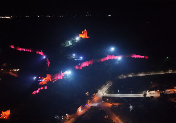 Дрон снимка на цветни светлинни прожекции по стените на крепостта Царевец по време на спектакъла 'Звук и светлина', Велико Търново.