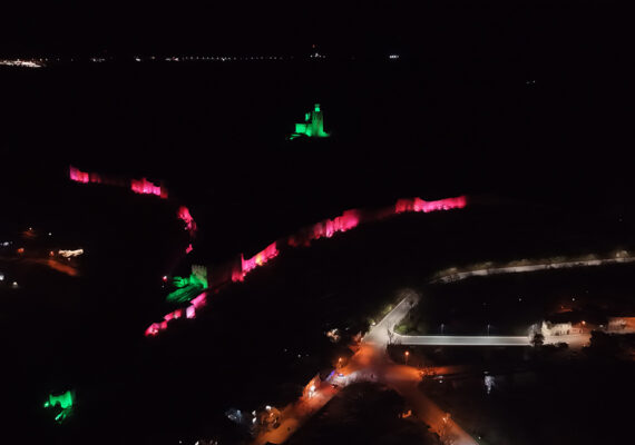 Дрон снимка на цветни светлинни прожекции по стените на крепостта Царевец по време на спектакъла 'Звук и светлина', Велико Търново.