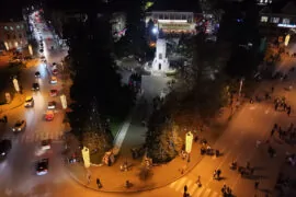 Дрон кадър на зимната украса във велико Търново