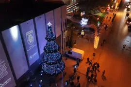 Дрон кадър на зимната украса във велико Търново