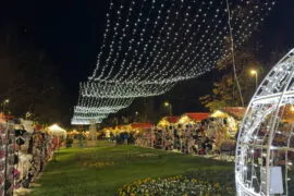 Ред коледни къщички, украсени с хиляди LED светлини, създаващи празнична атмосфера на Коледния базар във Велико Търново.