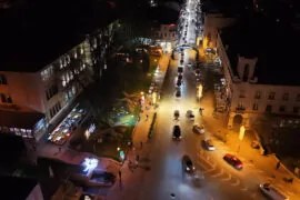 Дрон кадър на зимната украса във велико Търново